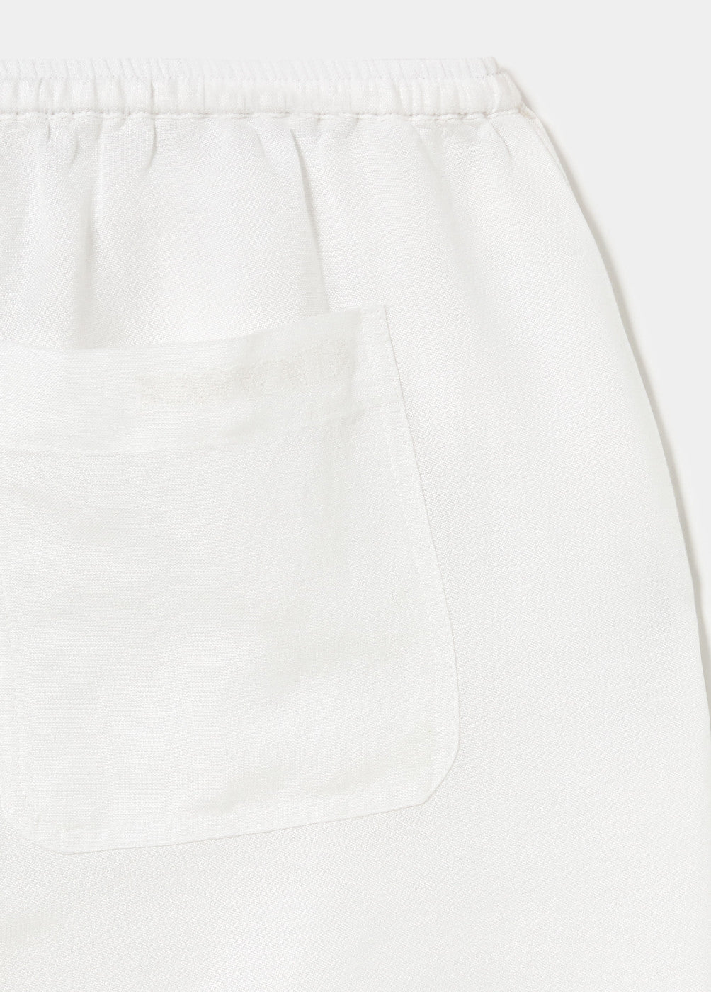 Pantalón fluido bolsillo parche