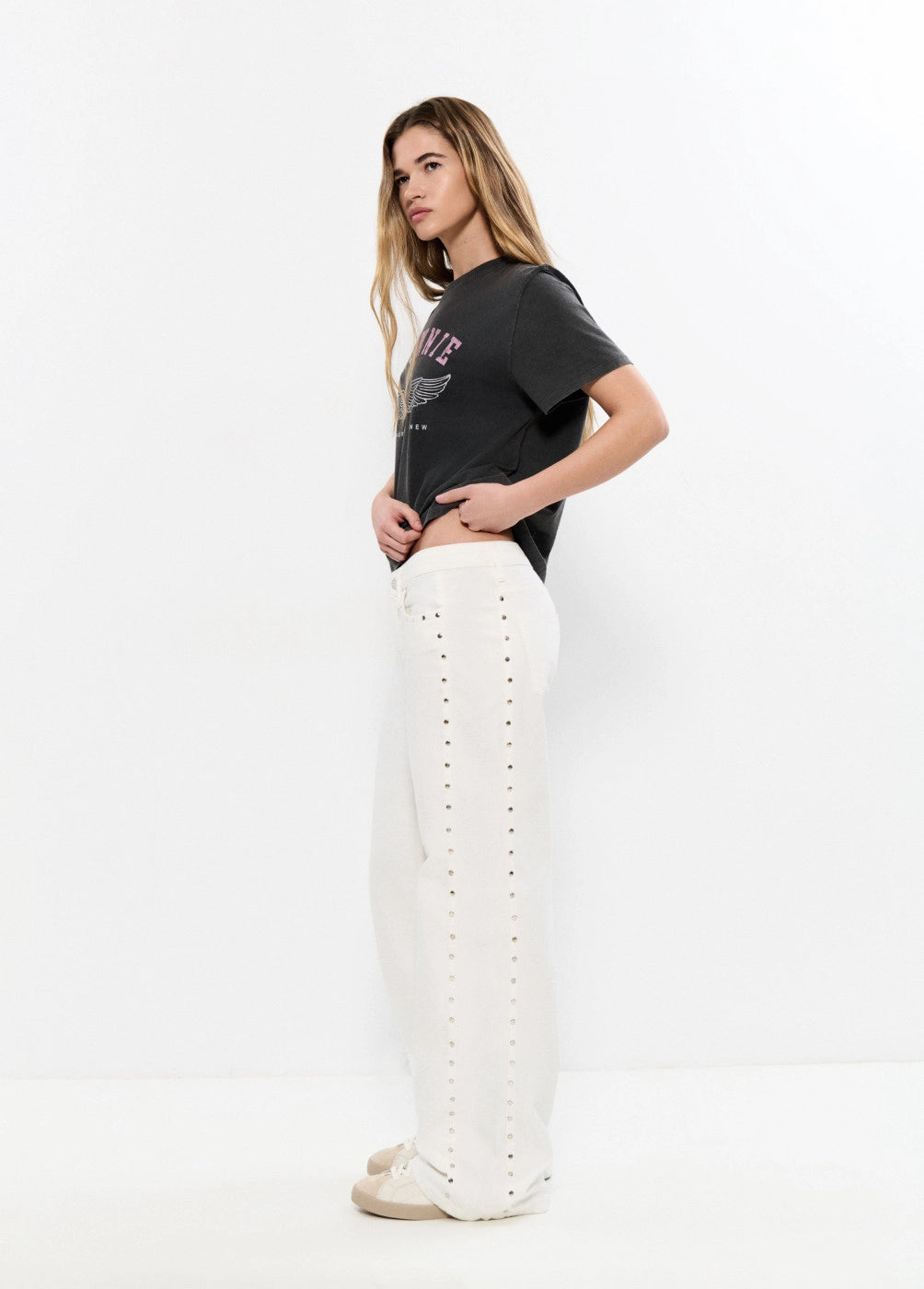 Pantalón pieza lateral tachuelas