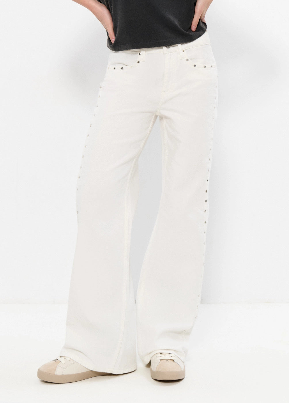 Pantalón pieza lateral tachuelas