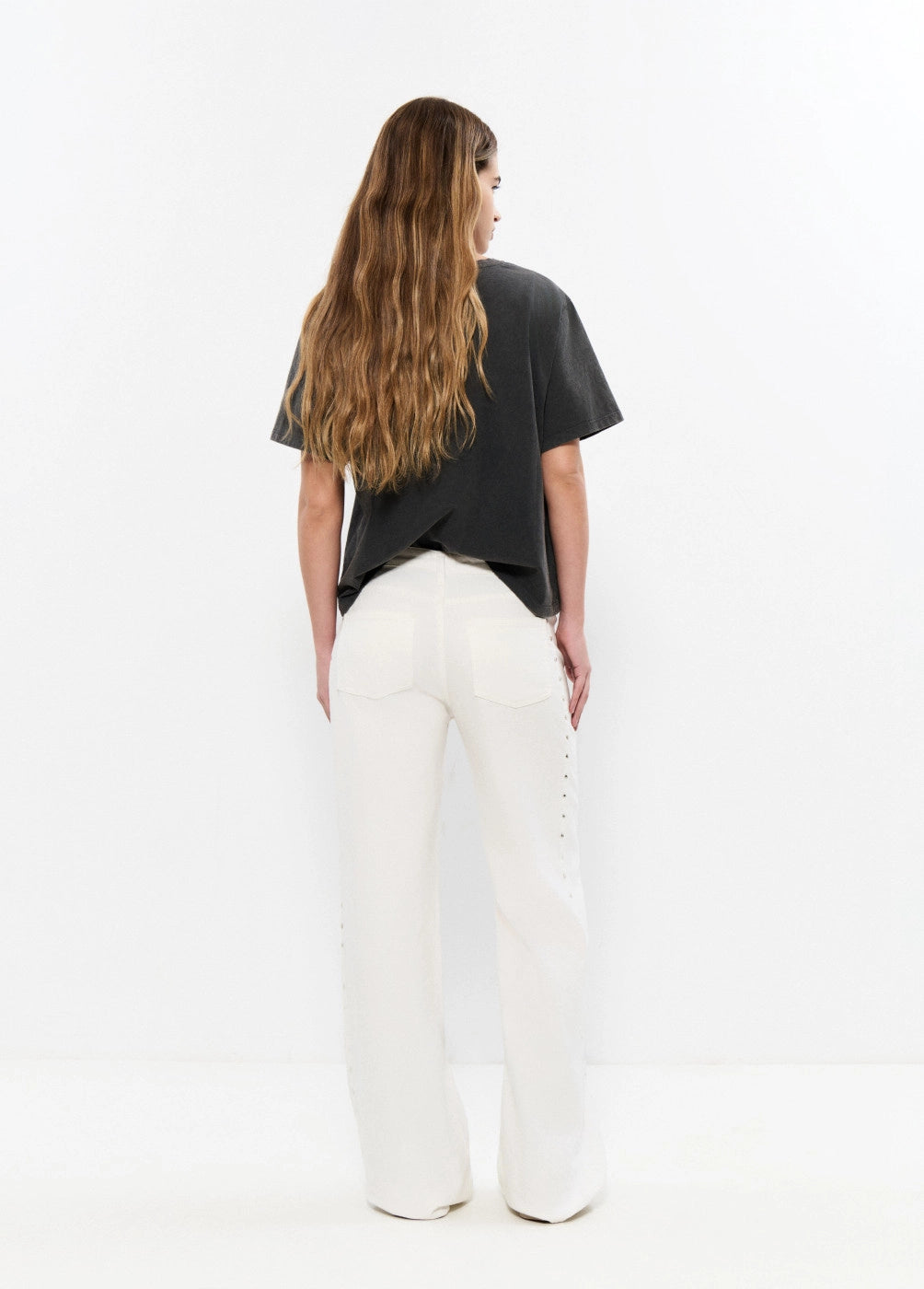 Pantalón pieza lateral tachuelas
