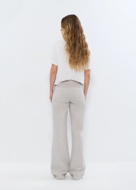 Pantalón recto tachas