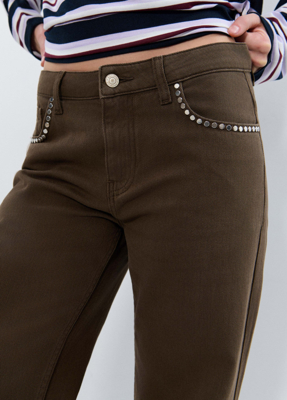 Pantalón relaxed tachuelas y bajo desdoblado