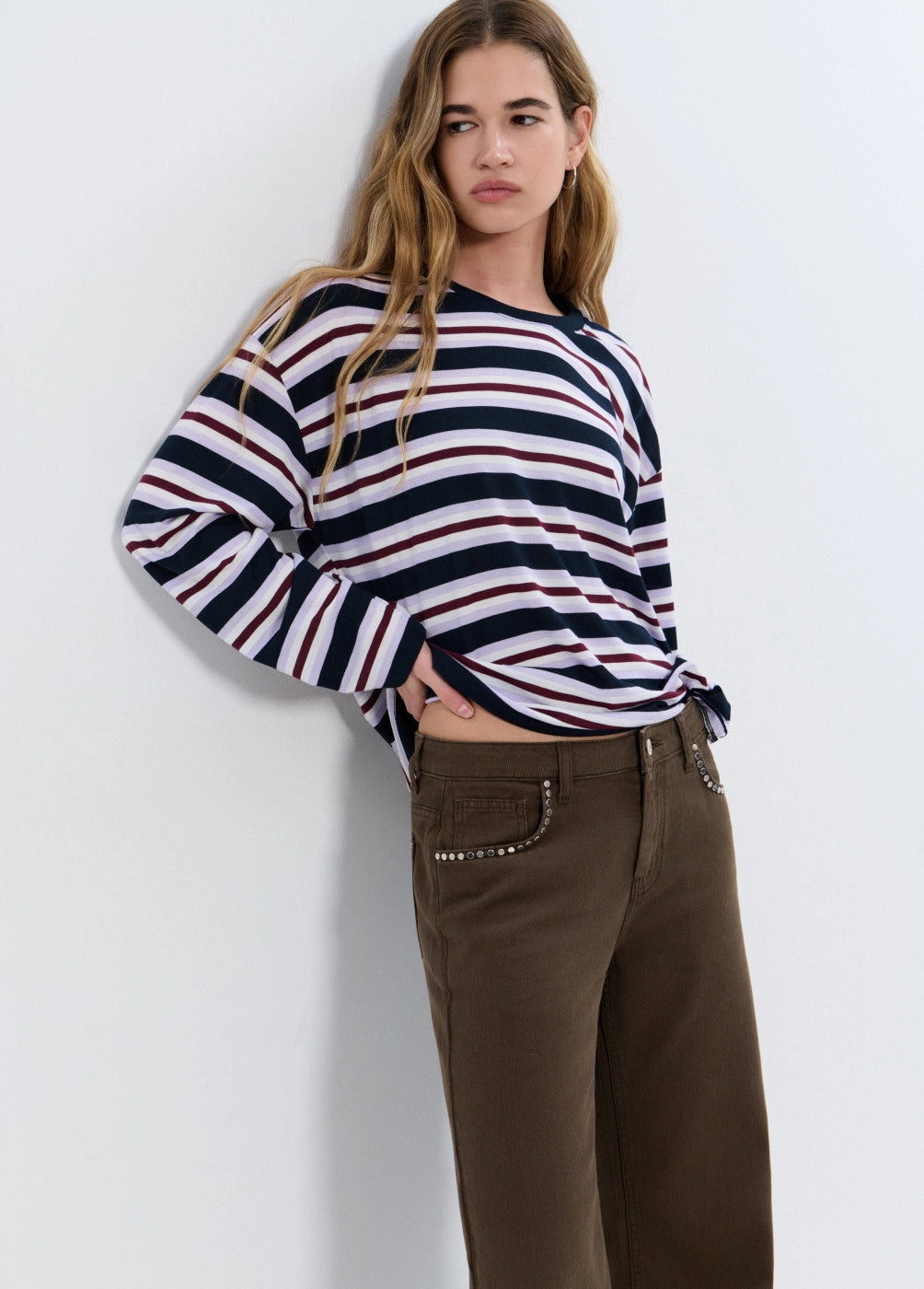 Pantalón relaxed tachuelas y bajo desdoblado