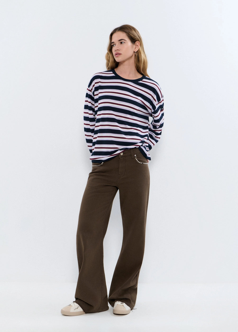 Pantalón relaxed tachuelas y bajo desdoblado