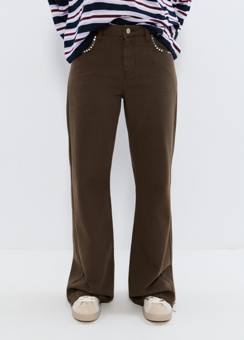 Pantalón relaxed tachuelas y bajo desdoblado