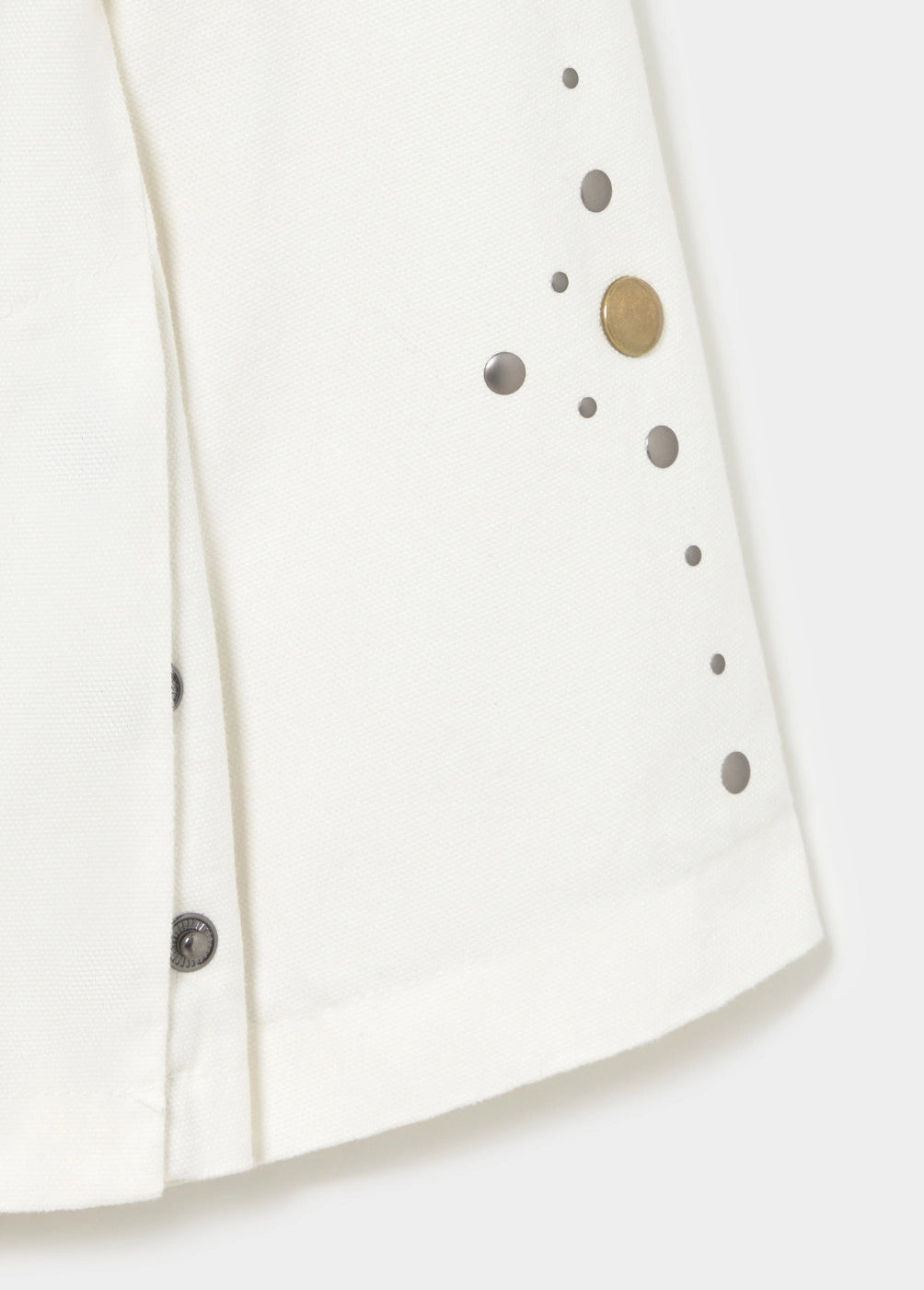 Parka blanca detalle tachas en manga