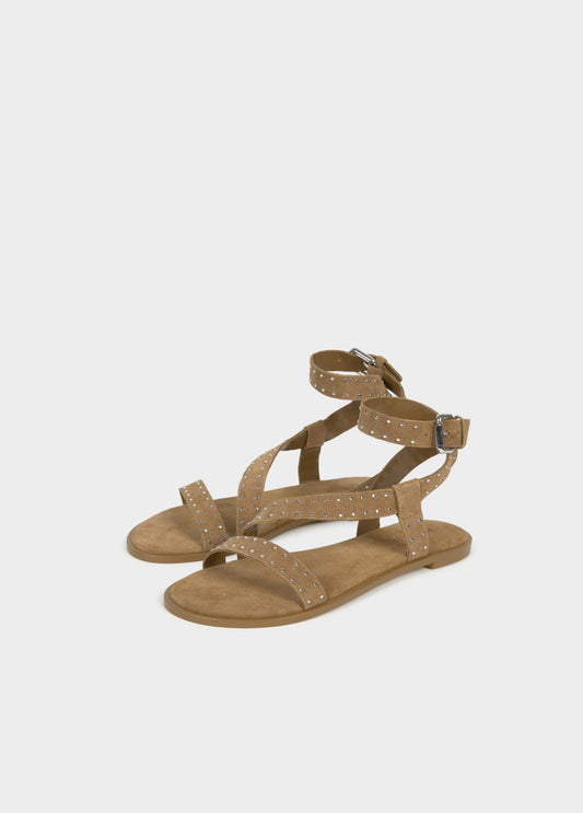 Sandalia plana tiras tachas cuero