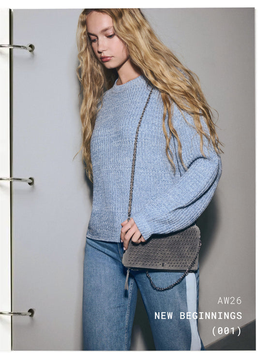 Bolso solapa tachitas cuero