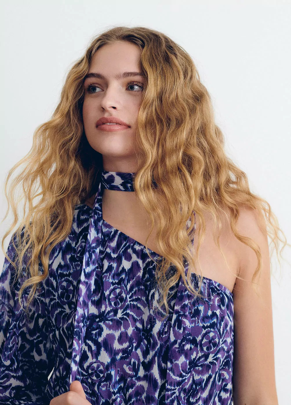 Vestido asimétrico choker