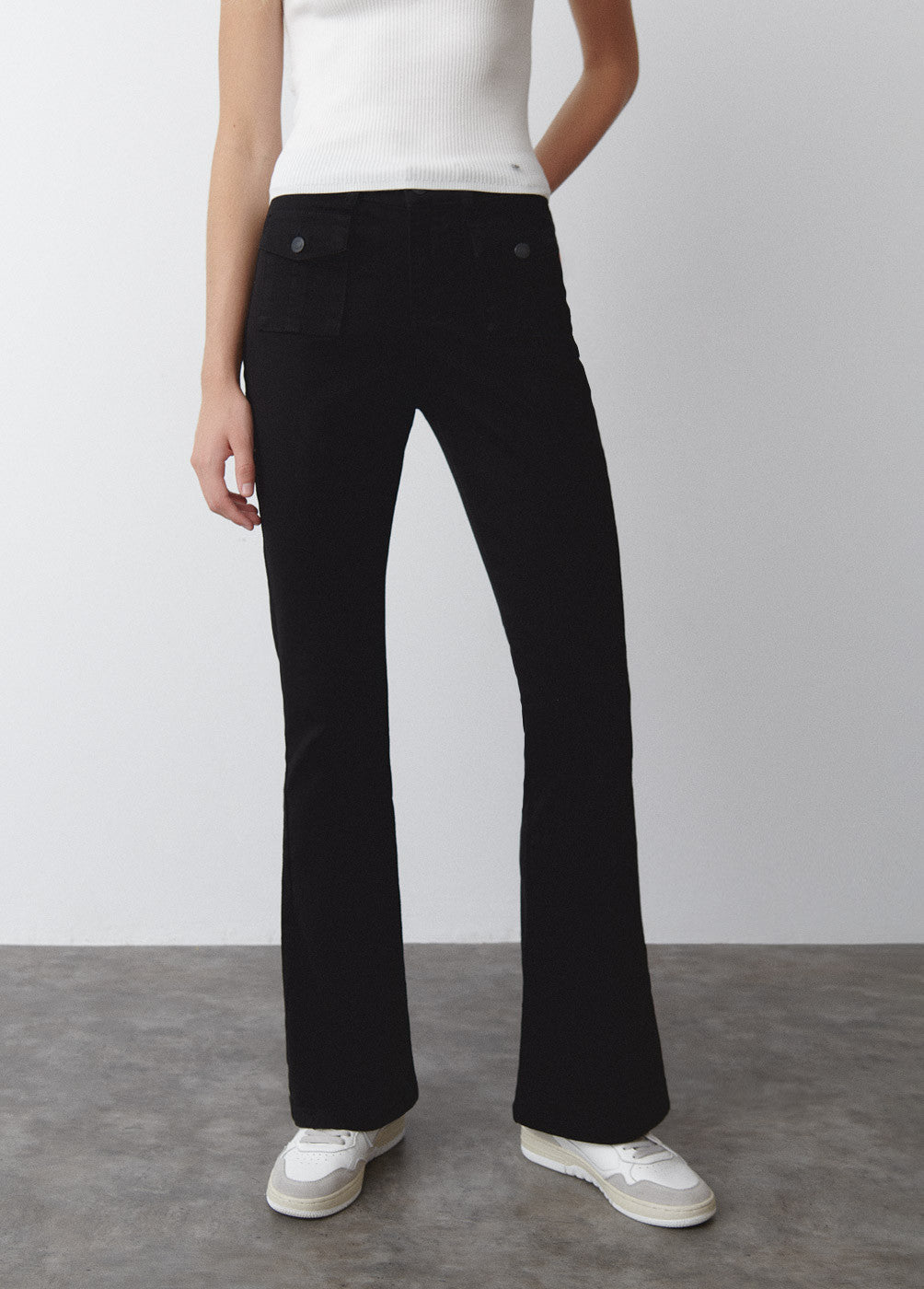 Pantalón campana bolsillos frontales