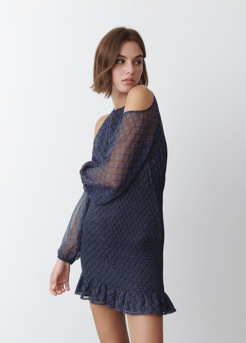 Vestido hombros cutout falda smock