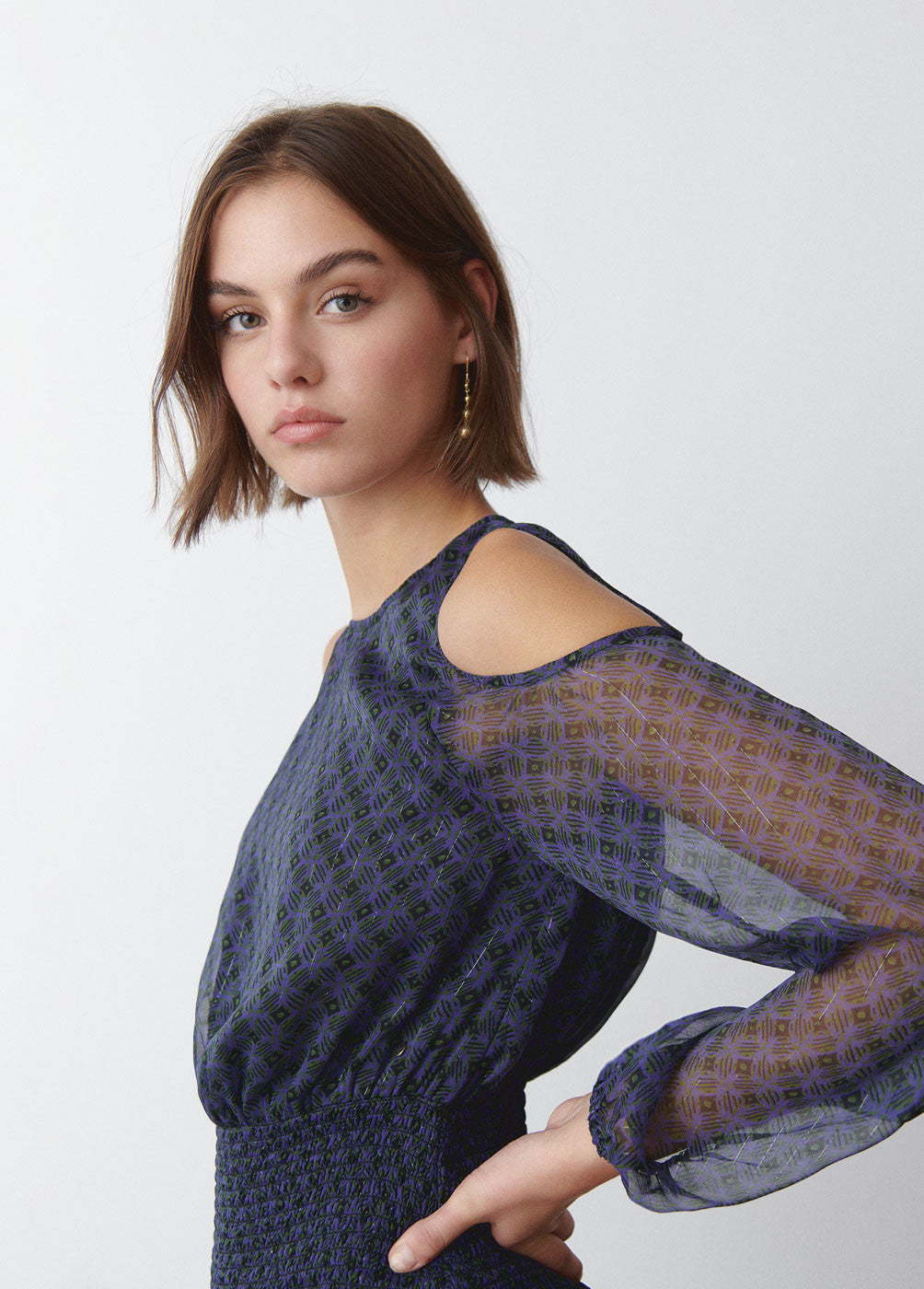Vestido hombros cutout falda smock